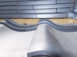 漆喰を撤去した棟の下